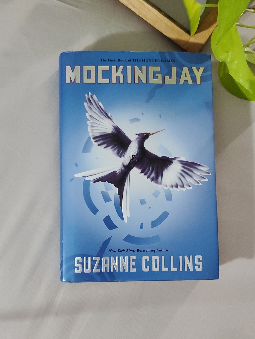 THE HUNGER GAMES: MOCKINGJAY 3RD NOVEL. HARDCOVER.